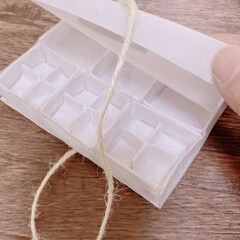 汎用性あり/蓋付きボックス/折り紙/ハンドメイド/収納/雑貨/... 正方形の紙3枚で仕切りつきボックスを作り…(4枚目)