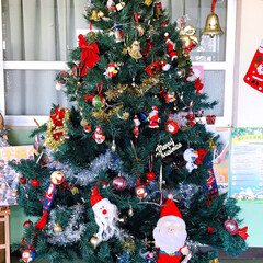 クリスマス/クリスマスツリー 職場のクリスマスツリー🌲🎅
豪華に、飾り…(1枚目)