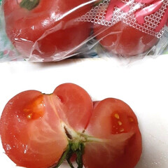 ふぞろいトマト/昨日買いました 　とっても、ふぞろいなトマト達❗

一袋…(3枚目)