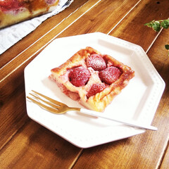 iwaki ベーシックシリーズ ケーキ焼き皿 角型 KBT222 | Pyrex(洋菓子型、パン型)を使ったクチコミ「いちごのクラフティ。
冷凍のいちごを解凍…」(1枚目)