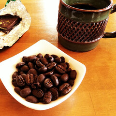 お土産/ボリビア/コーヒー ひとつ前に載せた生のコーヒー豆を、さっそ…(1枚目)