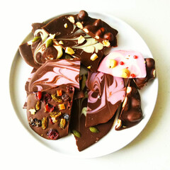 わたしの手作り/ナッツ/おやつ/チョコ/ドライフルーツ/春のフォト投稿キャンペーン おやつに作った割れチョコです。
ホワイト…