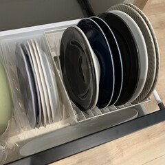 「トトノ引出用ディッシュスタンドL」 皿立て ディッシュラック 食器 収納 整理 シンク下 食器棚 キッチンストッカー リッチェル | Richell（リッチェル）(食器スタンド)を使ったクチコミ「我が家のお皿収納♡
大皿は全てトトノとい…」(1枚目)