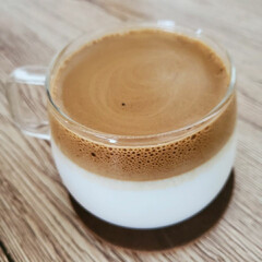 おうちカフェ/簡単/ダルゴナコーヒー ダルゴナコーヒー、作ってみました。
カロ…(1枚目)