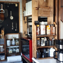 キッチン背面収納棚DIY/ラブリコDIY/コーヒータイム キッチンのレンジの場所にラブリコで棚を作…(1枚目)