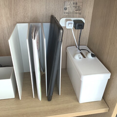 キッチン/リビング/スマホ充電/フック/充電器/コロコロ収納ケース/... リビングのコード収納を見直しました😊
今…